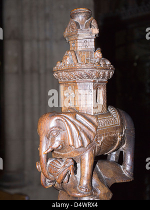 La sculpture sur bois sur sièges misericord à Ripon Cathédrale dans Yorkshire Angleterre Banque D'Images