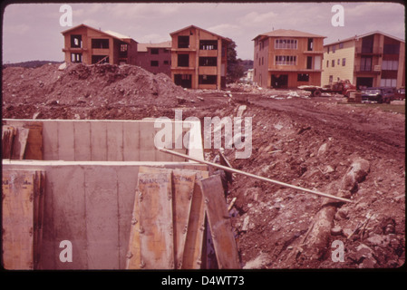 L'achèvement du pont Verrazano-Narrows en 1964 a conduit à un boom de la construction sur Staten Island, la région devenant plus accessible à Brooklyn et Manhattan. Cette photographie de juin 1973 montre le développement rapide de la région. Banque D'Images