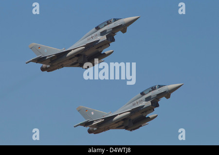 Une paire d'avions Eurofighter Typhoon de la Force aérienne de l'Allemagne qui a décollé de Laage, Allemagne. Banque D'Images