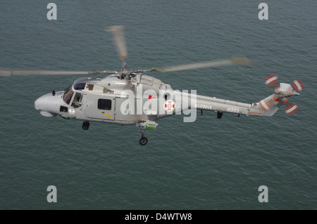 La mer d'un hélicoptère Lynx de la Marine Portugaise, près de Lisbonne, Portugal. Banque D'Images