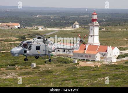 La mer d'un hélicoptère Lynx de la Marine Portugaise, près de Lisbonne, Portugal. Banque D'Images