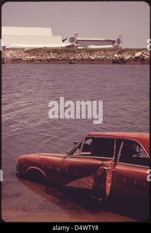 Parmi les débris du littoral à la John F. Kennedy Airport Est Cette Auto 05/1973 abandonnés Banque D'Images