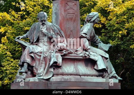 Sculpture en bronze de Paul Raphael Montford représentant Philosophie et inspiration, pont Kelvin Way, West End of Glasgow, Écosse, Royaume-Uni Banque D'Images