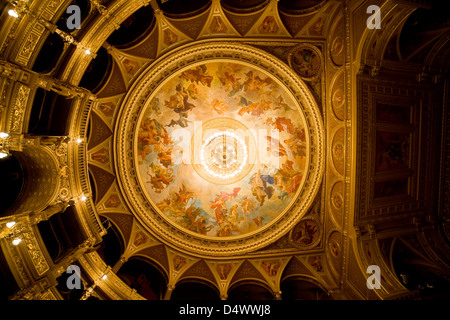 Opéra de Budapest avec des fresques au plafond de l'intérieur par Karoly Lotz représentant l'Olympe et les dieux grecs, Budapest, Hongrie. Banque D'Images