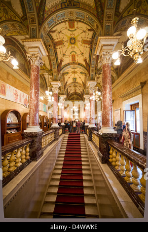 Opéra de Budapest escalier intérieur et le foyer, la Hongrie. Banque D'Images