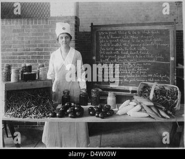 Mme Mina C. Van Winkle de Newark, New Jersey, en uniforme de l'Administration de l'alimentation Banque D'Images