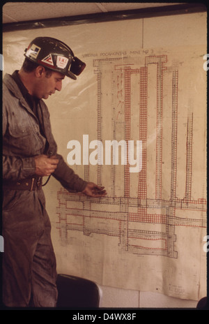 Harold Stanley, directeur de la sécurité de la Virginia-Pocahontas Coal Company, examine une section transversale de la carte de la mine no 3 au niveau de 1,250 pieds dans son bureau près de Richlands, en Virginie 04/1974 Banque D'Images