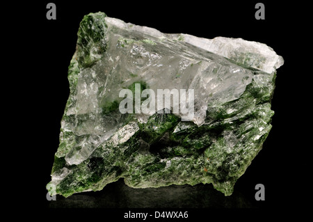 Les cristaux de quartz avec diopside Banque D'Images