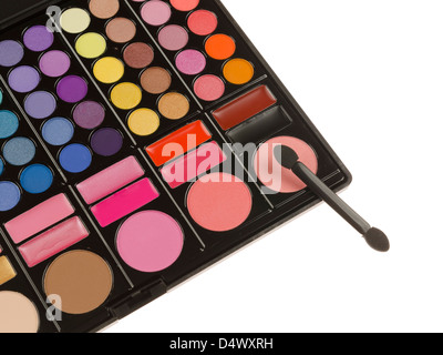 Beauté, coloré, cosmétologie, ombre à paupière, mode, femme, maquillage, maquillage, palette, professionnel, l'ombre, d'accessoires, de l'application, close-up, Cosmétiques, Maquillage des yeux, rouge à lèvres, poudre, ouvert, sac, belle, blush, fort, pinceaux, couleur, couleur, compact, cils, de l'eyeliner, poudre, miroir, mode, objets, pigment, portable, l'ombrage, brillants, outils, tronc, tube, beige, de soins, soins du visage, isolé, rose, produit, définir, d'ombre, du ton, de l'accessoire Banque D'Images