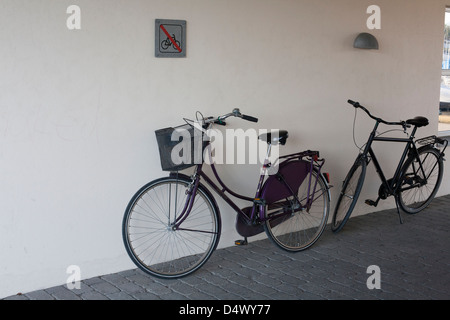Les vélos garés dans un "no parking". Aarhus, Danemark Banque D'Images