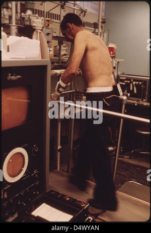 Mineur marchant sur un tapis roulant dans le Laboratoire pulmonaire noir à l'hôpital régional Appalachian à Beckley, Virginie occidentale pendant le test des échantillons de sang seront prélevés de son poignet, et son Heartbeat sera surveillé 06/1974 Banque D'Images