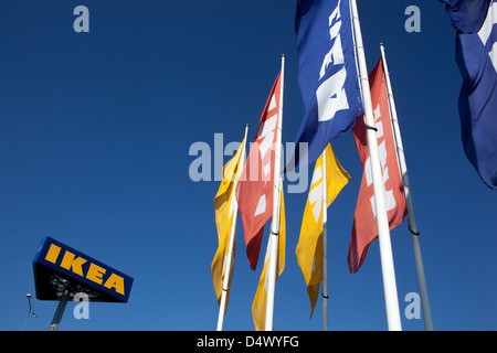 Logo ad IKEA drapeaux, supermarché République Tchèque Europe Banque D'Images