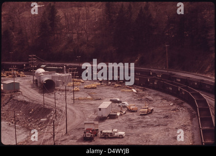 En avril 1974, cette photographie montre des voies ferrées près de la mine #4 de Virginia-Pocahontas Coal Company. Les wagons de charbon attendent d'être remplis ou sont déjà chargés, documentant le processus d'extraction du charbon en Virginie. Banque D'Images