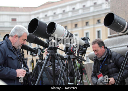 Vatican, Rome, Italie. 17 mars 2013. Photographes avec téléobjectif long Place Saint Pierre sont en attente pour la première prière de l'Angélus du Pape François I le 17 mars 2013 dans la Cité du Vatican, Rome, Italie. Credit : Mattia Dantonio / Alamy Live News Banque D'Images