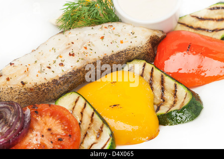 Rôti chaud avec du poisson grillé garniture de légumes frais couleur Banque D'Images