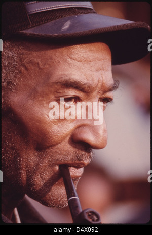 Edward Austin, 64 ans, vit dans la partie noire de Fireco, une petite ville près de Beckley, West Virginia, dans Raleigh County...04/1974 Banque D'Images