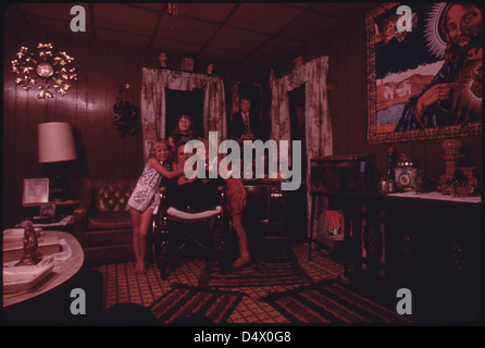 Jack Smith, 42, mobilité Miner dans sa maison avec trois de ses quatre filles à Rhodell, West Virginia, près de Beckley 06/1974 Banque D'Images