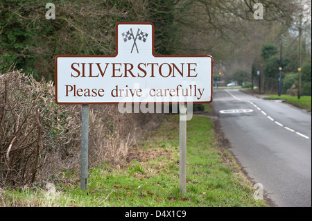 Un panneau routier accueillant pilotes dans le Northamptonshire Village de Silverstone accueil de British Motor Racing et Grand Prix de Grande-Bretagne Banque D'Images
