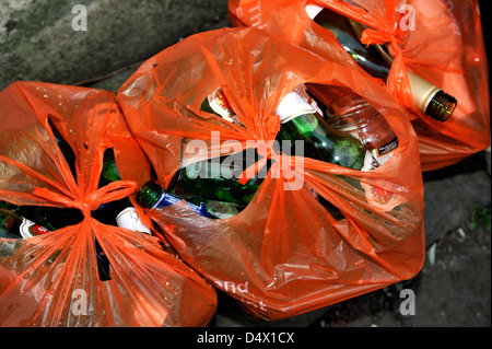 Des bouteilles de vin et de bière vide en sacs, les déchets Banque D'Images