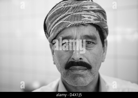 Portrait d'homme au marché aux poissons, Dubai, Émirats Arabes Unis Banque D'Images