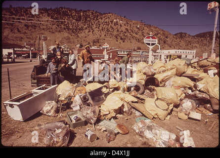Une photographie de mai 1972 montrant un camp hobo à la 24e rue et South Platte. L’image capture les conditions de vie et l’environnement des communautés de passage au cours des années 1970 dans le cadre du projet DOCUMERICA de l’Agence de protection de l’environnement. Banque D'Images