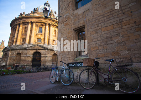 Radcliffe Camera vu de Brasenose Lane, Oxford, England, UK Banque D'Images