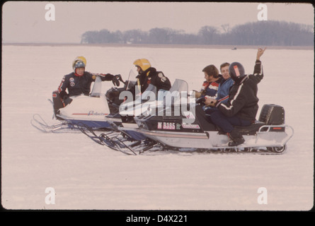 En janvier 1975, la motoneige est décrite comme une activité hivernale populaire pour tous les âges à New Ulm, Minnesota. L'image montre une motoneige Arctic Cat Panther 399, qui fait partie du projet DOCUMERICA documentant les loisirs de plein air. Banque D'Images
