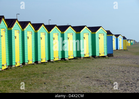 Cabines colorées sur littlehampton mer sussex uk Banque D'Images