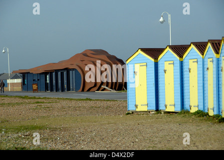 East Beach café avec cabines colorées sur LIttlehampton mer Sussex UK Banque D'Images
