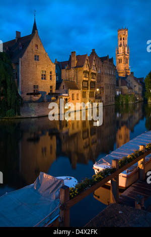 La vue de nuit vers le clocher du beffroi de Bruges Rozenhoedkaai, Belgique Banque D'Images