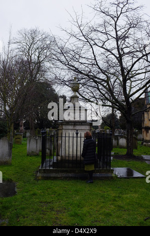 La Tombe de William Hogarth, cimetière de l'église Saint-Nicolas, Chiswick London UK Banque D'Images