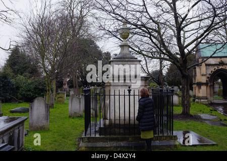 La Tombe de William Hogarth, cimetière de l'église Saint-Nicolas, Chiswick London UK Banque D'Images