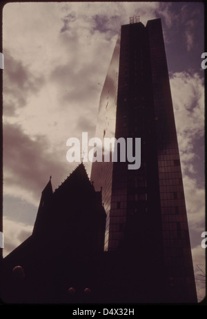 Cette photographie de 1973 montre Copley Square à Boston, avec la John Hancock Tower et l'église de la Trinité visibles. L'image capture l'architecture moderne et historique de la ville pendant le projet DOCUMERICA. Banque D'Images