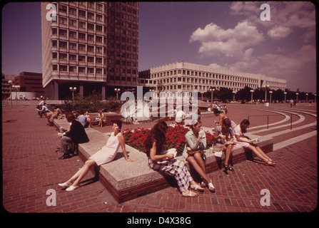 Une scène de City Hall Plaza en août 1973 montrant des gens se reposant lors d'une sieste au milieu de l'été. Capturée dans le cadre du projet DOCUMERICA, cette photographie met en lumière la vie urbaine et les espaces publics en Amérique. Banque D'Images