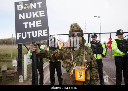 La planification pour la centrale nucléaire de Hinkley c nr, Somerset Bridgewater a été accordée 19/3/2013 Il reste cependant douteux qu'un prix de grève peut être convenu entre le gouvernement et EDF. Un manifestant masqué et un 'Don't nuke l'avenir ' affiche de une marche contre la construction d'Hinkley C power station, Somerset , et le choix du gouvernement britannique de l'énergie nucléaire comme le pilier de l'Angleterre de la tension d'alimentation. Environ 1000 personnes ont assisté. 10 mars 2012 Banque D'Images