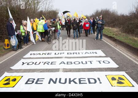 La planification pour la centrale nucléaire de Hinkley C, North Somerset a été accordée 19/3/2013 Il reste cependant douteux qu'un prix de grève peut être convenu entre le gouvernement et EDF. Mars une centrale nucléaire à Hinkley, 10 mars 2012 contre le choix du gouvernement britannique de l'énergie nucléaire comme le pilier de l'Angleterre de la tension d'alimentation. Plus de 1 000 personnes ont jusqu'à la démo, l'une des plus grandes manifestations anti-nucléaire, le Royaume-Uni a vu, Somerset , et le choix du gouvernement britannique de l'énergie nucléaire comme le pilier de l'Angleterre de la tension d'alimentation. Banque D'Images