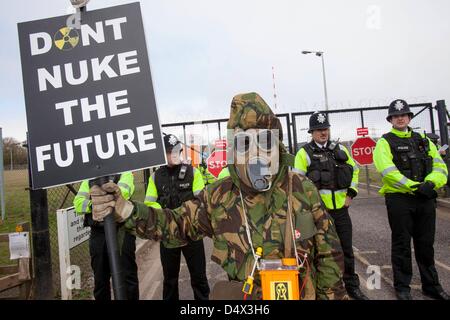 La planification pour la centrale nucléaire de Hinkley c nr, Somerset Bridgewater a été accordée 19/3/2013 Il reste cependant douteux qu'un prix de grève peut être convenu entre le gouvernement et EDF. Un manifestant masqué et un 'Don't nuke l'avenir ' affiche de une marche contre la construction d'Hinkley C power station, Somerset , et le choix du gouvernement britannique de l'énergie nucléaire comme le pilier de l'Angleterre de la tension d'alimentation. Environ 1000 personnes ont assisté. 10 mars 2012 Banque D'Images