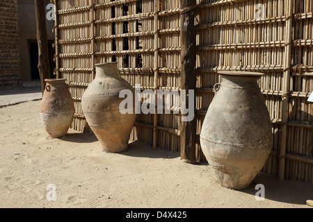 Des pots d'argile à l'affiche au Musée de Dubaï, Dubaï, Émirats Arabes Unis Banque D'Images