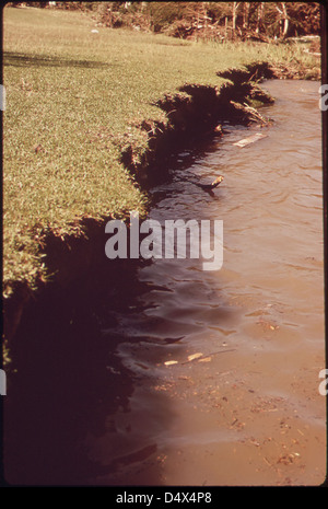 La couche arable emportée par la crue des eaux de la rivière Guadalupe Fissures irrégulières restent en service d'inondation de recul Banque D'Images