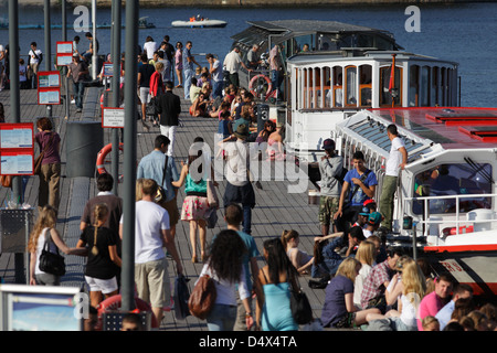 Hambourg, Allemagne, les visiteurs sur une jetée sur l'Alster intérieur Banque D'Images