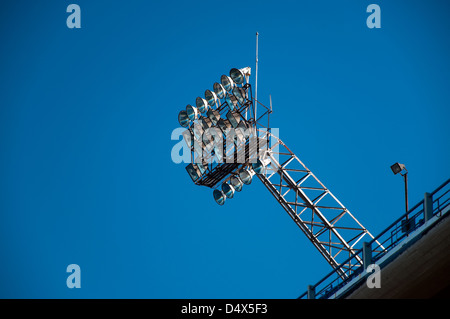 Lumières du stade sur un beau ciel bleu Banque D'Images