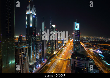 Gratte-ciel le long de la route Sheikh Zayed la nuit, Dubaï, Émirats Arabes Unis Banque D'Images