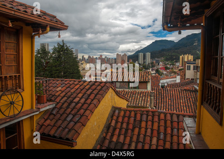 Le centre-ville de Bogota, Colombie, vu de l'historique quartier de Candelaria Banque D'Images