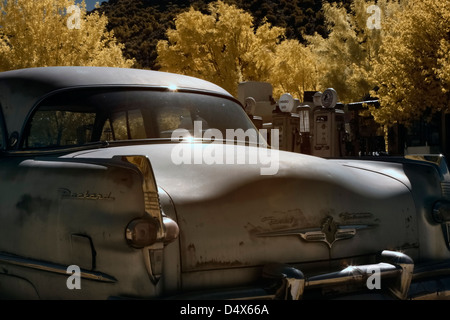 Rusty ancienne voiture au gaz classique Museum de Embudo, Nouveau Mexique Banque D'Images