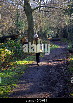 Les fille qui marche dans les bois UK Banque D'Images