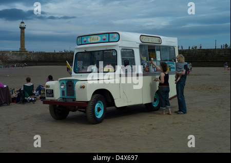 Ice Cream Van, Whitby, North Yorkshire, Angleterre, septembre 2011. Vintage Landrover Ice Cream Van sur Whitby Beach.Yorkshire du Nord. Banque D'Images