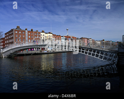 Ha'penny Bridge Liffey Dublin Ireland Banque D'Images