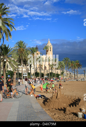 Beach-Promenade, Sitges, Costa Dorada, Espagne Banque D'Images