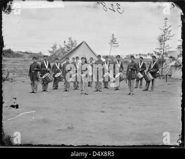 Une photographie de Mathew Brady d'un corps de tambour régimentaire pendant la guerre de Sécession. L'image capture le rôle important des musiciens dans les régiments militaires, fournissant souvent le rythme des marches et de la communication au combat. Banque D'Images