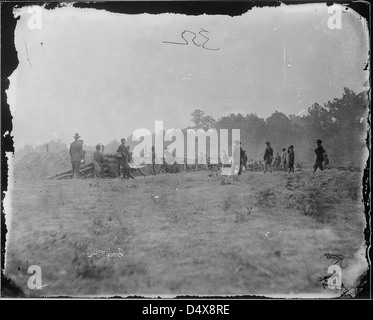 Une photographie de la batterie de Benson derrière les travaux de terrassement à Fair Oaks ou Seven Pines, en Virginie, pendant la guerre de Sécession. Capturé par Mathew Brady, il représente l'artillerie positionnée pour la bataille. Banque D'Images